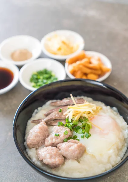 domuz eti ve yumurta ile pirinç lapası