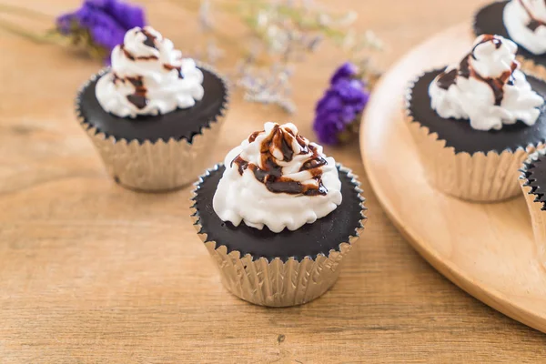 krem şanti ile çikolatalı kek