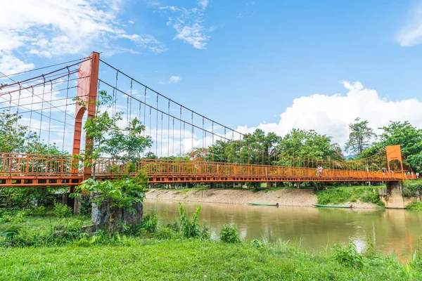 Turuncu köprüden nehre Vang Vieng mağarada Jung, 