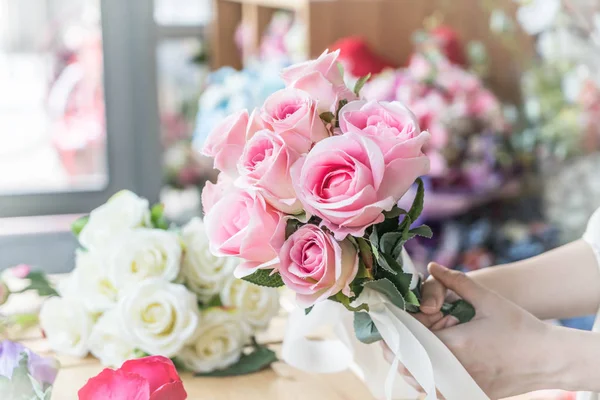 Çiçek buketi holding eller