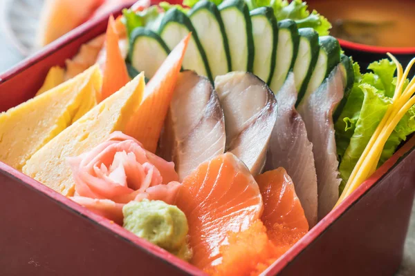 Pirinç bento kutusunda Ham taze sashimi