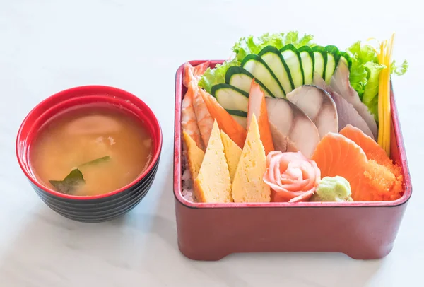 Pirinç bento kutusunda Ham taze sashimi