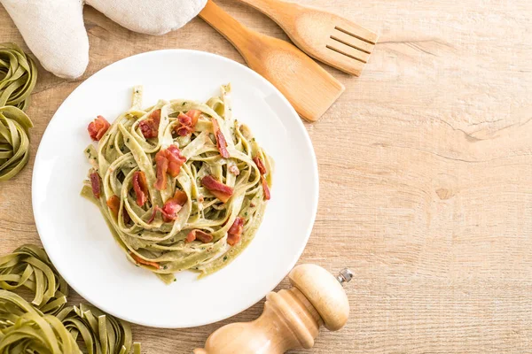 Fettuccine di spinaci con pancetta — Foto Stock