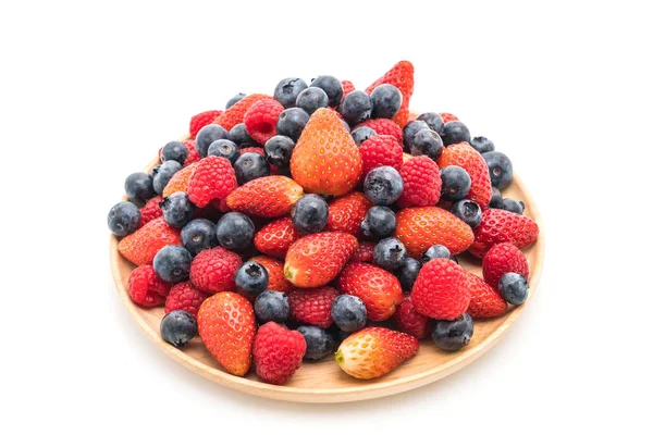 Färska blåbär, jordgubb och hallon på vit — Stockfoto