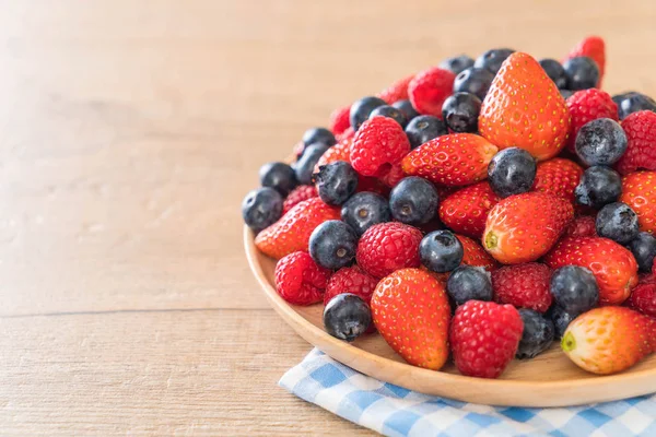 taze yaban mersini, çilek ve rasberry 