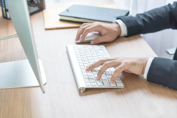 Close-up hand van zakenman met behulp van computer — Stockfoto