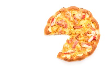 Beyaz arka plan üzerinde izole hawaiian deniz ürünleri pizza 