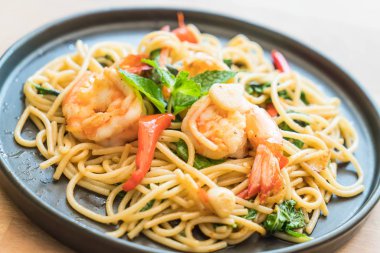 karides tavada kızartılmış acılı spagetti 