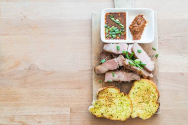 sarımsaklı ekmek ile kömür haşlanmış domuz eti boyun