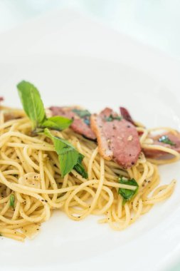 Spagetti pastırma ve sarımsak ile