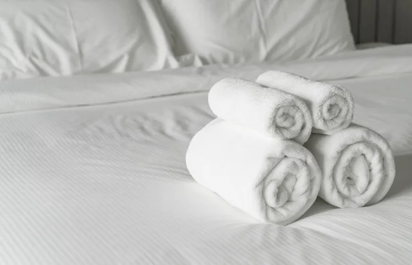 Белое полотенце на кровати украшения в интерьере спальни — стоковое фото