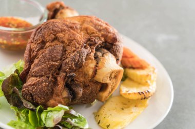 Gevrek domuz knuckle veya Alman domuz Hocks