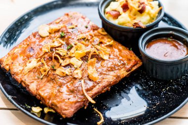 Izgara kaburga domuz barbekü sosu ile