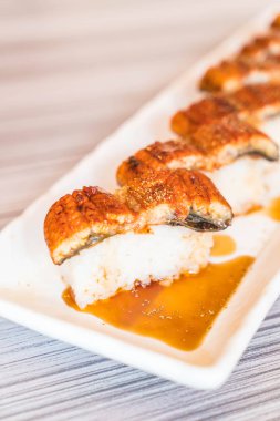 yılan balığı (unagi suşi)