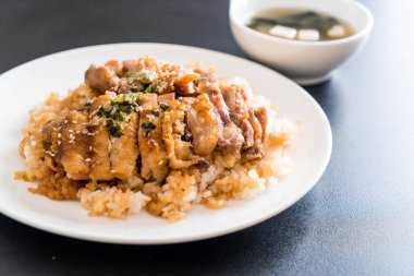 Teriyaki tavuk miso çorbası ile tepesinde pirinç