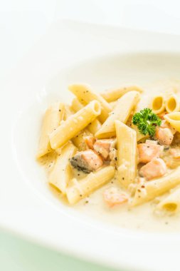 Penne carbonara makarna somon ile