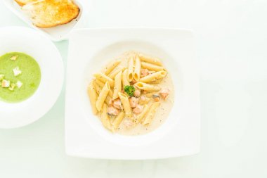 Penne carbonara makarna somon ile
