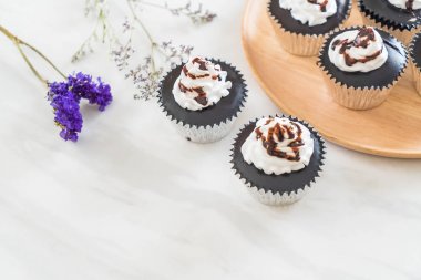 krem şanti ile çikolatalı kek