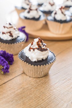 krem şanti ile çikolatalı kek