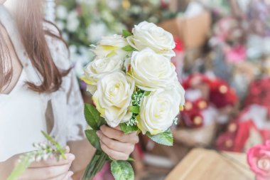 Çiçek buketi holding eller