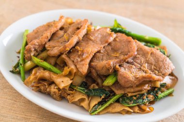 soya sosu ve domuz kızarmış noodle 