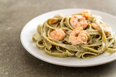 Karidesli ıspanak fettuccini makarna