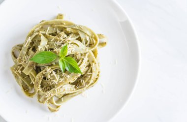 ıspanak fettuccine plaka üzerinde