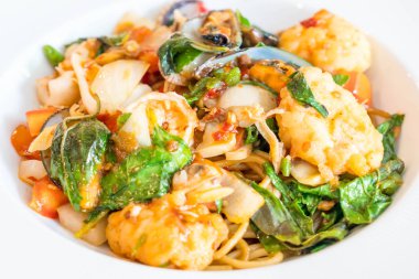 tavada kızartılmış Baharatlı deniz mahsulleri spagetti