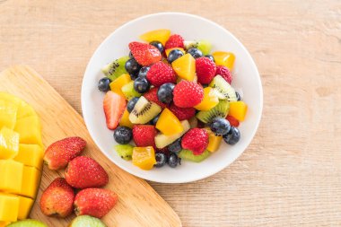 karışık taze meyve (çilek, ahududu, yaban mersini, kivi, mang