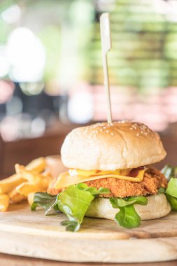 Peynirli hamburger ile kızarmış tavuk