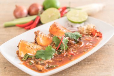 Baharatlı uskumru salatası