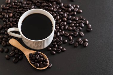 Kahve fincanı ve fasulye