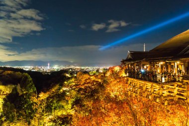 Sonbahar gece ışık saçtığını Kiyomizu-dera Tapınağı ve büyük vera