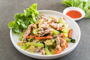 Tavada kızartılmış Shanghai Noodle domuz eti ile