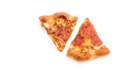 Beyaz zemin üzerine ev yapımı biberli Pizza 