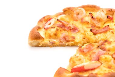 Beyaz arka plan üzerinde izole hawaiian deniz ürünleri pizza 