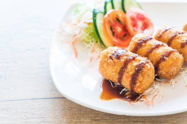 Kızarmış patates Tonkatsu sos ile