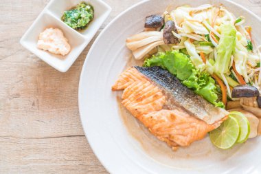 sebze ile kızarmış som balığı biftek