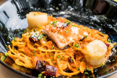 Spagetti somon ve tarak ile