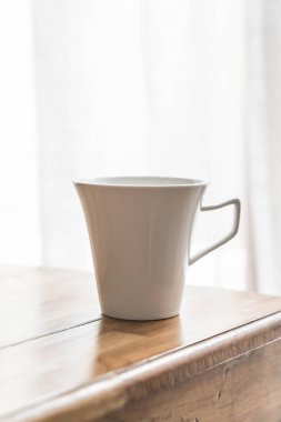 Masanın üzerinde bir kahve fincanı.