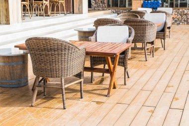 Boş sandalye ve masa açık veranda