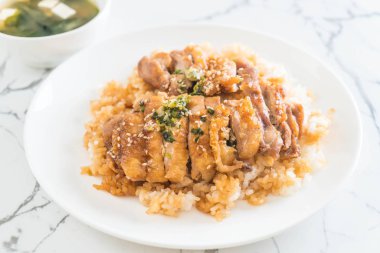 Teriyaki tavuk miso çorbası ile tepesinde pirinç