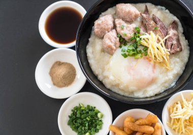 domuz eti ve yumurta ile pirinç lapası