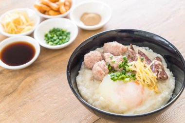 domuz eti ve yumurta ile pirinç lapası