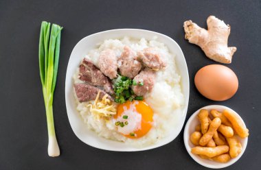 domuz eti ve yumurta ile pirinç lapası