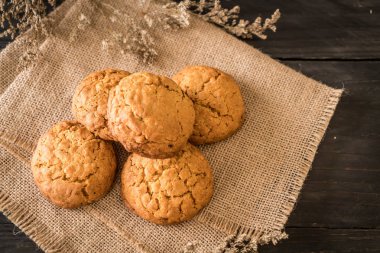 yulaf ezmesi kuru üzüm kurabiyeleri ahşap üzerine