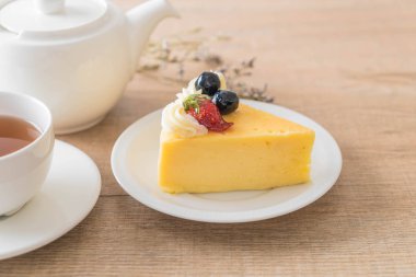 peynirli kek çilek ve yaban mersini