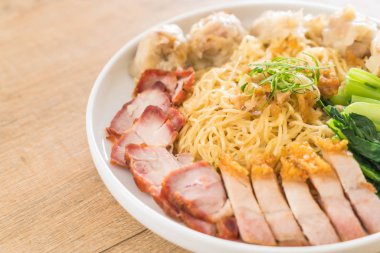 Yumurta noodle kırmızı kızarmış domuz, gevrek domuz eti, köfte ve çorba ile 