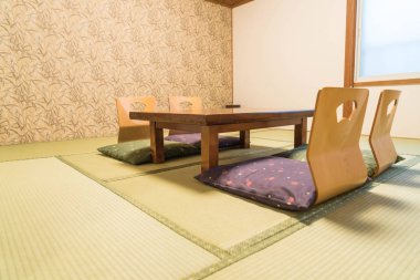 boş masa ve sandalye odasında