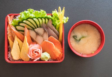 Pirinç bento kutusunda Ham taze sashimi